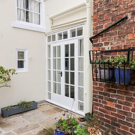 20a St Hilda's *