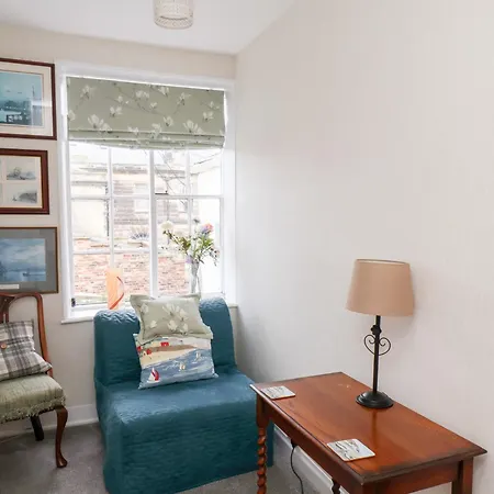 20a St Hilda's *