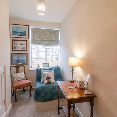 20a St Hilda's *